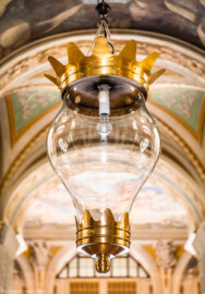 Schloss Bruchsal - Hauptbau / Corps de Logis - Erdgeschoss - Grotte - Blick von Westen nach Osten und nach oben auf die zentral hängende Laterne, im Hintergrund die Intrada (Malereien ursprünglich von Giovanni Francesco Marchini, 1731 bis 1736, rekonstruiert von Manfred Leitenmeier, 1971 bis 1980) (aufgenommen im März 2019, am Nachmittag) Schloss Bruchsal - Hauptbau / Corps de Logis - Erdgeschoss - Grotte - Blick von Westen nach Osten und nach oben auf die zentral hängende Laterne, im Hintergrund die Intrada (Malereien ursprünglich von Giovanni Francesco Marchini, 1731 bis 1736, rekonstruiert von Manfred Leitenmeier, 1971 bis 1980) (aufgenommen im März 2019, am Nachmittag)