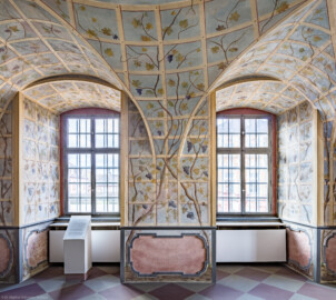 Schloss Bruchsal - Hauptbau / Corps de Logis - Erdgeschoss - Laubenzimmer - Von Norden - Blick auf die südliche Wand mit den Laubenmalereien (Malereien vermutlich von Giovanni Francesco Marchini, zwischen 1731 und 1736, weitgehend original erhalten, in den 1970er Jahren freigelegt) (aufgenommen im März 2019, am späten Vormittag) Schloss Bruchsal - Hauptbau / Corps de Logis - Erdgeschoss - Laubenzimmer - Von Norden - Blick auf die südliche Wand mit den Laubenmalereien (Malereien vermutlich von Giovanni Francesco Marchini, zwischen 1731 und 1736, weitgehend original erhalten, in den 1970er Jahren freigelegt) (aufgenommen im März 2019, am späten Vormittag)