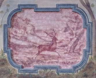 Schloss Bruchsal - Hauptbau / Corps de Logis - Erdgeschoss - Laubenzimmer - Blick auf eine Landschaftgrisaille (an der nördlichen Wand) mit einem Hirsch (Malereien vermutlich von Giovanni Francesco Marchini, zwischen 1731 und 1736, weitgehend original erhalten, in den 1970er Jahren freigelegt) (aufgenommen im März 2019, am späten Vormittag) Schloss Bruchsal - Hauptbau / Corps de Logis - Erdgeschoss - Laubenzimmer - Blick auf eine Landschaftgrisaille (an der nördlichen Wand) mit einem Hirsch (Malereien vermutlich von Giovanni Francesco Marchini, zwischen 1731 und 1736, weitgehend original erhalten, in den 1970er Jahren freigelegt) (aufgenommen im März 2019, am späten Vormittag)