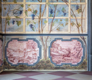 Schloss Bruchsal - Hauptbau / Corps de Logis - Erdgeschoss - Laubenzimmer - Blick auf einen Ausschnitt der nördlichen Wand mit Laubenmalereien und zwei Landschaftgrisaillen (Malereien vermutlich von Giovanni Francesco Marchini, zwischen 1731 und 1736, weitgehend original erhalten, in den 1970er Jahren freigelegt) (aufgenommen im März 2019, am späten Vormittag) Schloss Bruchsal - Hauptbau / Corps de Logis - Erdgeschoss - Laubenzimmer - Blick auf einen Ausschnitt der nördlichen Wand mit Laubenmalereien und zwei Landschaftgrisaillen (Malereien vermutlich von Giovanni Francesco Marchini, zwischen 1731 und 1736, weitgehend original erhalten, in den 1970er Jahren freigelegt) (aufgenommen im März 2019, am späten Vormittag)