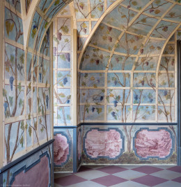 Schloss Bruchsal - Hauptbau / Corps de Logis - Erdgeschoss - Laubenzimmer - Von Süden - Blick auf die West- und Nordwand mit Laubenmalereien (Malereien vermutlich von Giovanni Francesco Marchini, zwischen 1731 und 1736, weitgehend original erhalten, in den 1970er Jahren freigelegt) (aufgenommen im März 2019, um die Mittagszeit) Schloss Bruchsal - Hauptbau / Corps de Logis - Erdgeschoss - Laubenzimmer - Von Süden - Blick auf die West- und Nordwand mit Laubenmalereien (Malereien vermutlich von Giovanni Francesco Marchini, zwischen 1731 und 1736, weitgehend original erhalten, in den 1970er Jahren freigelegt) (aufgenommen im März 2019, um die Mittagszeit)