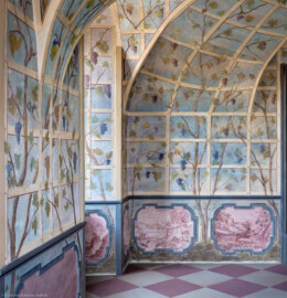 Schloss Bruchsal - Hauptbau / Corps de Logis - Erdgeschoss - Laubenzimmer - Von Süden - Blick auf die West- und Nordwand mit Laubenmalereien (Malereien vermutlich von Giovanni Francesco Marchini, zwischen 1731 und 1736, weitgehend original erhalten, in den 1970er Jahren freigelegt) (aufgenommen im März 2019, um die Mittagszeit) Schloss Bruchsal - Hauptbau / Corps de Logis - Erdgeschoss - Laubenzimmer - Von Süden - Blick auf die West- und Nordwand mit Laubenmalereien (Malereien vermutlich von Giovanni Francesco Marchini, zwischen 1731 und 1736, weitgehend original erhalten, in den 1970er Jahren freigelegt) (aufgenommen im März 2019, um die Mittagszeit)