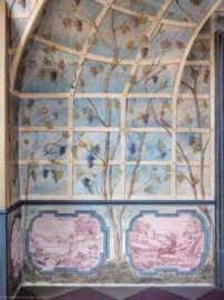 Schloss Bruchsal - Hauptbau / Corps de Logis - Erdgeschoss - Laubenzimmer - Nordwand - Blick auf den westlichen Teil der Nordwand mit Laubenmalereien und zwei Landschaftgrisaillen (Malereien vermutlich von Giovanni Francesco Marchini, zwischen 1731 und 1736, weitgehend original erhalten, in den 1970er Jahren freigelegt) (aufgenommen im März 2019, um die Mittagszeit) Schloss Bruchsal - Hauptbau / Corps de Logis - Erdgeschoss - Laubenzimmer - Nordwand - Blick auf den westlichen Teil der Nordwand mit Laubenmalereien und zwei Landschaftgrisaillen (Malereien vermutlich von Giovanni Francesco Marchini, zwischen 1731 und 1736, weitgehend original erhalten, in den 1970er Jahren freigelegt) (aufgenommen im März 2019, um die Mittagszeit)