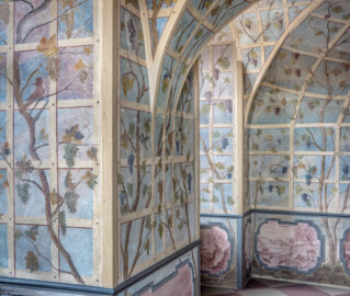 Schloss Bruchsal - Hauptbau / Corps de Logis - Erdgeschoss - Laubenzimmer - Von Süden - Blick vom südwestlichen Fenster auf die westliche und nordwestliche Wand mit Laubenmalereien (Malereien vermutlich von Giovanni Francesco Marchini, zwischen 1731 und 1736, weitgehend original erhalten, in den 1970er Jahren freigelegt) (aufgenommen im März 2019, am frühen Nachmittag) Schloss Bruchsal - Hauptbau / Corps de Logis - Erdgeschoss - Laubenzimmer - Von Süden - Blick vom südwestlichen Fenster auf die westliche und nordwestliche Wand mit Laubenmalereien (Malereien vermutlich von Giovanni Francesco Marchini, zwischen 1731 und 1736, weitgehend original erhalten, in den 1970er Jahren freigelegt) (aufgenommen im März 2019, am frühen Nachmittag)