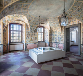 Schloss Bruchsal - Hauptbau / Corps de Logis - Erdgeschoss - Laubenzimmer - Von Südost - Blick auf die Westwand des Laubenzimmers, im Vordergrund das Rekonstruktions-Modell für das Deckenfresko des Kuppelsaals (Malereien vermutlich von Giovanni Francesco Marchini, zwischen 1731 und 1736, weitgehend original erhalten, in den 1970er Jahren freigelegt) (aufgenommen im März 2019, um die Mittagszeit) Schloss Bruchsal - Hauptbau / Corps de Logis - Erdgeschoss - Laubenzimmer - Von Südost - Blick auf die Westwand des Laubenzimmers, im Vordergrund das Rekonstruktions-Modell für das Deckenfresko des Kuppelsaals (Malereien vermutlich von Giovanni Francesco Marchini, zwischen 1731 und 1736, weitgehend original erhalten, in den 1970er Jahren freigelegt) (aufgenommen im März 2019, um die Mittagszeit)