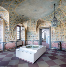 Schloss Bruchsal - Hauptbau / Corps de Logis - Erdgeschoss - Laubenzimmer - Von Südost - Blick auf die West- und Nordwand des Laubenzimmers, im Vordergrund das Rekonstruktions-Modell für das Deckenfresko des Kuppelsaals (Malereien vermutlich von Giovanni Francesco Marchini, zwischen 1731 und 1736, weitgehend original erhalten, in den 1970er Jahren freigelegt) (aufgenommen im März 2019, am späten Vormittag) Schloss Bruchsal - Hauptbau / Corps de Logis - Erdgeschoss - Laubenzimmer - Von Südost - Blick auf die West- und Nordwand des Laubenzimmers, im Vordergrund das Rekonstruktions-Modell für das Deckenfresko des Kuppelsaals (Malereien vermutlich von Giovanni Francesco Marchini, zwischen 1731 und 1736, weitgehend original erhalten, in den 1970er Jahren freigelegt) (aufgenommen im März 2019, am späten Vormittag)