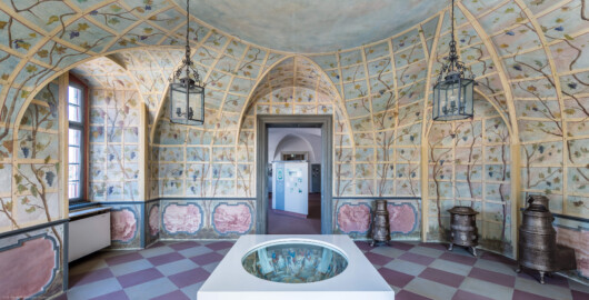 Schloss Bruchsal - Hauptbau / Corps de Logis - Erdgeschoss - Laubenzimmer - Von Süden - Blick auf die Nordwand des Laubenzimmers, im Vordergrund das Rekonstruktions-Modell für das Deckenfresko des Kuppelsaals (Malereien vermutlich von Giovanni Francesco Marchini, zwischen 1731 und 1736, weitgehend original erhalten, in den 1970er Jahren freigelegt) (aufgenommen im März 2019, um die Mittagszeit) Schloss Bruchsal - Hauptbau / Corps de Logis - Erdgeschoss - Laubenzimmer - Von Süden - Blick auf die Nordwand des Laubenzimmers, im Vordergrund das Rekonstruktions-Modell für das Deckenfresko des Kuppelsaals (Malereien vermutlich von Giovanni Francesco Marchini, zwischen 1731 und 1736, weitgehend original erhalten, in den 1970er Jahren freigelegt) (aufgenommen im März 2019, um die Mittagszeit)