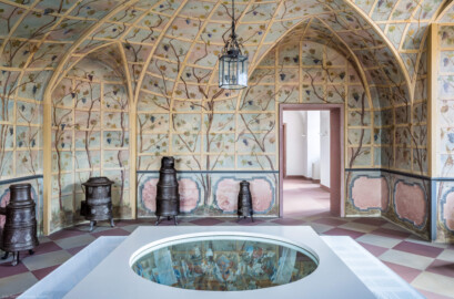 Schloss Bruchsal - Hauptbau / Corps de Logis - Erdgeschoss - Laubenzimmer - Von Westen - Blick auf die Ostwand des Laubenzimmers, im Vordergrund das Rekonstruktions-Modell für das Deckenfresko des Kuppelsaals (Malereien vermutlich von Giovanni Francesco Marchini, zwischen 1731 und 1736, weitgehend original erhalten, in den 1970er Jahren freigelegt) (aufgenommen im März 2019, um die Mittagszeit) Schloss Bruchsal - Hauptbau / Corps de Logis - Erdgeschoss - Laubenzimmer - Von Westen - Blick auf die Ostwand des Laubenzimmers, im Vordergrund das Rekonstruktions-Modell für das Deckenfresko des Kuppelsaals (Malereien vermutlich von Giovanni Francesco Marchini, zwischen 1731 und 1736, weitgehend original erhalten, in den 1970er Jahren freigelegt) (aufgenommen im März 2019, um die Mittagszeit)