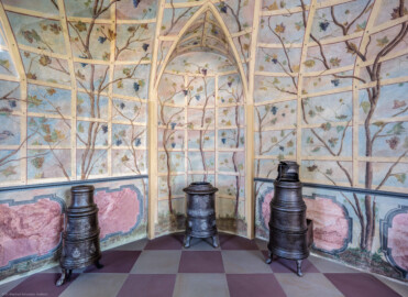 Schloss Bruchsal - Hauptbau / Corps de Logis - Erdgeschoss - Laubenzimmer - Von Südwesten - Blick auf die nordöstliche Ecke mit den Laubenmalereien und drei Öfen (Malereien vermutlich von Giovanni Francesco Marchini, zwischen 1731 und 1736, weitgehend original erhalten, in den 1970er Jahren freigelegt) (aufgenommen im März 2019, um die Mittagszeit) Schloss Bruchsal - Hauptbau / Corps de Logis - Erdgeschoss - Laubenzimmer - Von Südwesten - Blick auf die nordöstliche Ecke mit den Laubenmalereien und drei Öfen (Malereien vermutlich von Giovanni Francesco Marchini, zwischen 1731 und 1736, weitgehend original erhalten, in den 1970er Jahren freigelegt) (aufgenommen im März 2019, um die Mittagszeit)