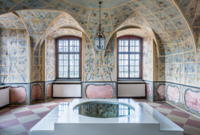 Schloss Bruchsal - Hauptbau / Corps de Logis - Erdgeschoss - Laubenzimmer - Von Osten - Blick auf die Westwand des Laubenzimmers, im Vordergrund das Rekonstruktions-Modell für das Deckenfresko des Kuppelsaals (Malereien vermutlich von Giovanni Francesco Marchini, zwischen 1731 und 1736, weitgehend original erhalten, in den 1970er Jahren freigelegt) (aufgenommen im März 2019, am frühen Nachmittag) Schloss Bruchsal - Hauptbau / Corps de Logis - Erdgeschoss - Laubenzimmer - Von Osten - Blick auf die Westwand des Laubenzimmers, im Vordergrund das Rekonstruktions-Modell für das Deckenfresko des Kuppelsaals (Malereien vermutlich von Giovanni Francesco Marchini, zwischen 1731 und 1736, weitgehend original erhalten, in den 1970er Jahren freigelegt) (aufgenommen im März 2019, am frühen Nachmittag)