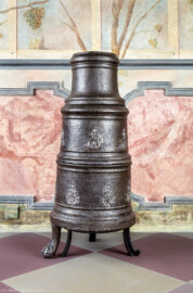 Schloss Bruchsal - Hauptbau / Corps de Logis - Erdgeschoss - Laubenzimmer - Blick auf einen Ofen an der nördlichen Wand (Malereien vermutlich von Giovanni Francesco Marchini, zwischen 1731 und 1736, weitgehend original erhalten, in den 1970er Jahren freigelegt) (aufgenommen im März 2019, am Nachmittag) Schloss Bruchsal - Hauptbau / Corps de Logis - Erdgeschoss - Laubenzimmer - Blick auf einen Ofen an der nördlichen Wand (Malereien vermutlich von Giovanni Francesco Marchini, zwischen 1731 und 1736, weitgehend original erhalten, in den 1970er Jahren freigelegt) (aufgenommen im März 2019, am Nachmittag)