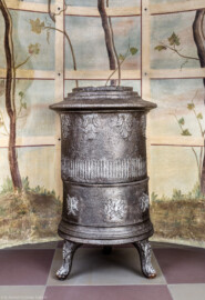 Schloss Bruchsal - Hauptbau / Corps de Logis - Erdgeschoss - Laubenzimmer - Blick auf den Ofen an der nordöstlichen Ecke (Malereien vermutlich von Giovanni Francesco Marchini, zwischen 1731 und 1736, weitgehend original erhalten, in den 1970er Jahren freigelegt) (aufgenommen im März 2019, am Nachmittag) Schloss Bruchsal - Hauptbau / Corps de Logis - Erdgeschoss - Laubenzimmer - Blick auf den Ofen an der nordöstlichen Ecke (Malereien vermutlich von Giovanni Francesco Marchini, zwischen 1731 und 1736, weitgehend original erhalten, in den 1970er Jahren freigelegt) (aufgenommen im März 2019, am Nachmittag)