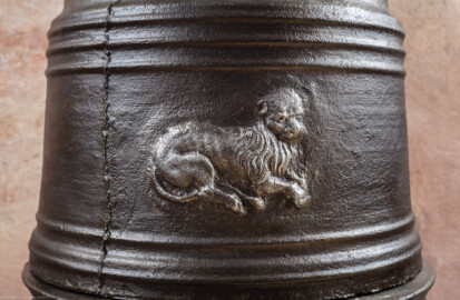 Schloss Bruchsal - Hauptbau / Corps de Logis - Erdgeschoss - Laubenzimmer - Blick auf eine Verzierung mit einem Löwen an einem Ofen der östlichen Wand (aufgenommen im März 2019, am Nachmittag) Schloss Bruchsal - Hauptbau / Corps de Logis - Erdgeschoss - Laubenzimmer - Blick auf eine Verzierung mit einem Löwen an einem Ofen der östlichen Wand (aufgenommen im März 2019, am Nachmittag)