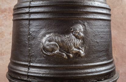 Schloss Bruchsal - Hauptbau / Corps de Logis - Erdgeschoss - Laubenzimmer - Blick auf eine Verzierung mit einem Löwen an einem Ofen der östlichen Wand (aufgenommen im März 2019, am Nachmittag) Schloss Bruchsal - Hauptbau / Corps de Logis - Erdgeschoss - Laubenzimmer - Blick auf eine Verzierung mit einem Löwen an einem Ofen der östlichen Wand (aufgenommen im März 2019, am Nachmittag)