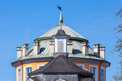 Waghäusel - Eremitage - Von Außen - Von Osten - Blick von der östlichen Friedrich-Hecker-Allee auf den Zentralbau mit dem Glockentürmchen, der Kuppel  und dem Zeltdach (aufgenommen im März 2019, am späten Vormittag)