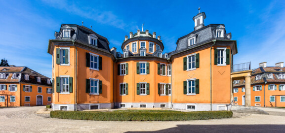Waghäusel - Eremitage - Von Außen / Von Südost - Blick vom südöstlichen Kavaliersbau (dem "Küchenbau") auf den Zentralbau mit den Flügelanbauten und dem Kuppelgeschoss sowie auf  die südwestlichen und nordöstlichen Kavalierspavillons (aufgenommen im März 2019, am frühen Nachmittag)