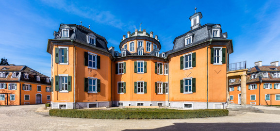 Waghäusel - Eremitage - Von Außen / Von Südost - Blick vom südöstlichen Kavaliersbau (dem "Küchenbau") auf den Zentralbau mit den Flügelanbauten und dem Kuppelgeschoss sowie auf die südwestlichen und nordöstlichen Kavalierspavillons (aufgenommen im März 2019, am frühen Nachmittag) Waghäusel - Eremitage - Von Außen / Von Südost - Blick vom südöstlichen Kavaliersbau (dem "Küchenbau") auf den Zentralbau mit den Flügelanbauten und dem Kuppelgeschoss sowie auf die südwestlichen und nordöstlichen Kavalierspavillons (aufgenommen im März 2019, am frühen Nachmittag)