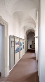 Schloss Bruchsal - Hauptbau / Corps de Logis - Erdgeschoss, Südhälfte - Dokumentationsräume „Schloss Bruchsal – gebaut, zerstört, wiedererstanden“ - Blick in den Gang nach Westen und nach oben in das Gewölbe sowie auf die Schautafeln zur Zerstörung Bruchsals am 1. März 1945 (aufgenommen im März 2019, am späten Vormittag) Schloss Bruchsal - Hauptbau / Corps de Logis - Erdgeschoss, Südhälfte - Dokumentationsräume „Schloss Bruchsal – gebaut, zerstört, wiedererstanden“ - Blick in den Gang nach Westen und nach oben in das Gewölbe sowie auf die Schautafeln zur Zerstörung Bruchsals am 1. März 1945 (aufgenommen im März 2019, am späten Vormittag)
