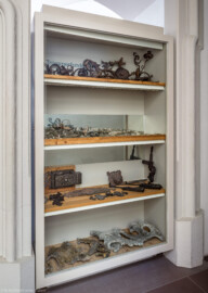 Schloss Bruchsal - Hauptbau / Corps de Logis - Erdgeschoss, Südhälfte - Dokumentationsräume „Schloss Bruchsal – gebaut, zerstört, wiedererstanden“ - Blick auf einen Schaukasten mit Trümmerfunden, gesammelt nach der Zerstörung Bruchsals am 1. März 1945 (aufgenommen im März 2019, am späten Vormittag) Schloss Bruchsal - Hauptbau / Corps de Logis - Erdgeschoss, Südhälfte - Dokumentationsräume „Schloss Bruchsal – gebaut, zerstört, wiedererstanden“ - Blick auf einen Schaukasten mit Trümmerfunden, gesammelt nach der Zerstörung Bruchsals am 1. März 1945 (aufgenommen im März 2019, am späten Vormittag)