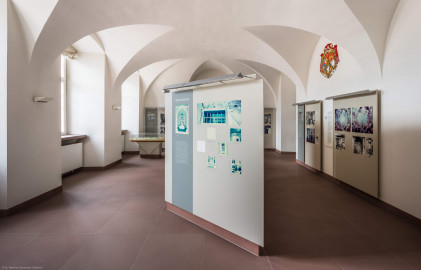 Schloss Bruchsal - Hauptbau / Corps de Logis - Erdgeschoss, Südhälfte - Dokumentationsräume „Schloss Bruchsal – gebaut, zerstört, wiedererstanden“ - Von Süden - Blick nach Norden in den Raum zwischen Gartensaal und Laubenzimmer (aufgenommen im März 2019, um die Mittagszeit) Schloss Bruchsal - Hauptbau / Corps de Logis - Erdgeschoss, Südhälfte - Dokumentationsräume „Schloss Bruchsal – gebaut, zerstört, wiedererstanden“ - Von Süden - Blick nach Norden in den Raum zwischen Gartensaal und Laubenzimmer (aufgenommen im März 2019, um die Mittagszeit)