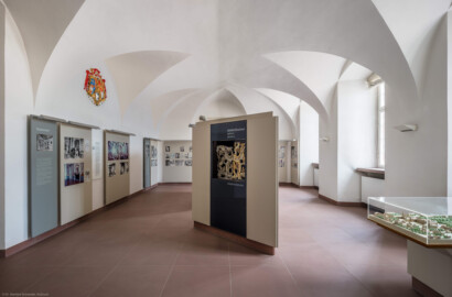 Schloss Bruchsal - Hauptbau / Corps de Logis - Erdgeschoss, Südhälfte - Dokumentationsräume „Schloss Bruchsal – gebaut, zerstört, wiedererstanden“ - Von Norden - Blick nach Süden in den Raum zwischen Gartensaal und Laubenzimmer, rechts das Modell der Schlossanlage (aufgenommen im März 2019, um die Mittagszeit) Schloss Bruchsal - Hauptbau / Corps de Logis - Erdgeschoss, Südhälfte - Dokumentationsräume „Schloss Bruchsal – gebaut, zerstört, wiedererstanden“ - Von Norden - Blick nach Süden in den Raum zwischen Gartensaal und Laubenzimmer, rechts das Modell der Schlossanlage (aufgenommen im März 2019, um die Mittagszeit)