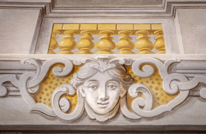 Schloss Bruchsal - Hauptbau / Corps de Logis - Erdgeschoss - Eingangshalle / Intrada - Westseite, Mitte, unten - Blick auf das Bildnis eines jungen Mannes in der Scheinarchitektur an der Decke (Malerei ursprünglich von Giovanni Francesco Marchini, restauriert von Hermenegild Peiker) (aufgenommen im März 2019, am frühen Nachmittag) Schloss Bruchsal - Hauptbau / Corps de Logis - Erdgeschoss - Eingangshalle / Intrada - Westseite, Mitte, unten - Blick auf das Bildnis eines jungen Mannes in der Scheinarchitektur an der Decke (Malerei ursprünglich von Giovanni Francesco Marchini, restauriert von Hermenegild Peiker) (aufgenommen im März 2019, am frühen Nachmittag)