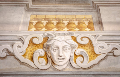 Schloss Bruchsal - Hauptbau / Corps de Logis - Erdgeschoss - Eingangshalle / Intrada - Ostseite, Mitte, unten - Blick auf das Bildnis eines jungen Mannes in der Scheinarchitektur an der Decke (Malerei ursprünglich von Giovanni Francesco Marchini, restauriert von Hermenegild Peiker) (aufgenommen im März 2019, am frühen Nachmittag) Schloss Bruchsal - Hauptbau / Corps de Logis - Erdgeschoss - Eingangshalle / Intrada - Ostseite, Mitte, unten - Blick auf das Bildnis eines jungen Mannes in der Scheinarchitektur an der Decke (Malerei ursprünglich von Giovanni Francesco Marchini, restauriert von Hermenegild Peiker) (aufgenommen im März 2019, am frühen Nachmittag)