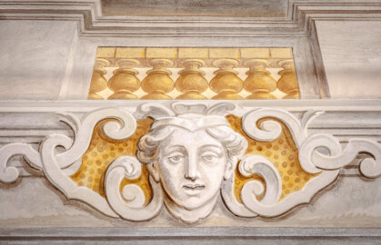 Schloss Bruchsal - Hauptbau / Corps de Logis - Erdgeschoss - Eingangshalle / Intrada - Ostseite, Mitte, unten - Blick auf das Bildnis eines jungen Mannes in der Scheinarchitektur an der Decke (Malerei ursprünglich von Giovanni Francesco Marchini, restauriert von Hermenegild Peiker) (aufgenommen im März 2019, am frühen Nachmittag) Schloss Bruchsal - Hauptbau / Corps de Logis - Erdgeschoss - Eingangshalle / Intrada - Ostseite, Mitte, unten - Blick auf das Bildnis eines jungen Mannes in der Scheinarchitektur an der Decke (Malerei ursprünglich von Giovanni Francesco Marchini, restauriert von Hermenegild Peiker) (aufgenommen im März 2019, am frühen Nachmittag)