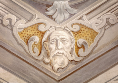 Schloss Bruchsal - Hauptbau / Corps de Logis - Erdgeschoss - Eingangshalle / Intrada - Nordostseite - Blick auf das Bildnis eines Mannes in der unteren Nordostecke der Scheinarchitektur an der Decke (Malerei ursprünglich von Giovanni Francesco Marchini, restauriert von Hermenegild Peiker) (aufgenommen im März 2019, am Nachmittag) Schloss Bruchsal - Hauptbau / Corps de Logis - Erdgeschoss - Eingangshalle / Intrada - Nordostseite - Blick auf das Bildnis eines Mannes in der unteren Nordostecke der Scheinarchitektur an der Decke (Malerei ursprünglich von Giovanni Francesco Marchini, restauriert von Hermenegild Peiker) (aufgenommen im März 2019, am Nachmittag)