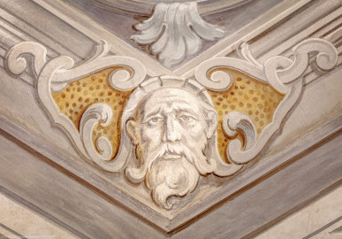 Schloss Bruchsal - Hauptbau / Corps de Logis - Erdgeschoss - Eingangshalle / Intrada - Nordostseite - Blick auf das Bildnis eines Mannes in der unteren Nordostecke der Scheinarchitektur an der Decke (Malerei ursprünglich von Giovanni Francesco Marchini, restauriert von Hermenegild Peiker) (aufgenommen im März 2019, am Nachmittag) Schloss Bruchsal - Hauptbau / Corps de Logis - Erdgeschoss - Eingangshalle / Intrada - Nordostseite - Blick auf das Bildnis eines Mannes in der unteren Nordostecke der Scheinarchitektur an der Decke (Malerei ursprünglich von Giovanni Francesco Marchini, restauriert von Hermenegild Peiker) (aufgenommen im März 2019, am Nachmittag)