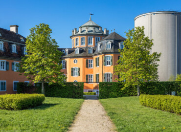 Waghäusel - Eremitage - Von Außen / Von Nordosten - Blick auf den Zentralbau, links der nordöstliche Kavalierspavillon (der "Gardebau"), rechts das riesige Silo (Ende 2020 abgerissen) der ehemaligen Zuckerfabrik (aufgenommen im April 2019, am Vormittag)