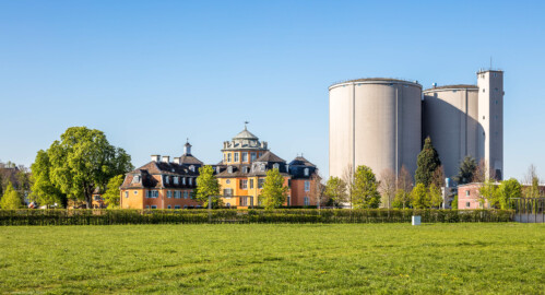 Waghäusel - Eremitage - Von Außen / Von Norden - Blick auf das Gesamt-Ensemble: in der Mitte der Zentralbau, links der nordöstliche Kavalierspavillon und rechts die riesigen Silos (Ende 2020 abgerissen) der ehemaligen Zuckerfabrik (aufgenommen im April 2019, am Vormittag)