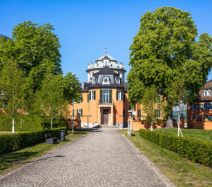 Waghäusel - Eremitage - Von Außen / Von Osten - Blick von der östlichen Friedrich-Hecker-Allee auf den Zentralbau, rechts der nordöstliche Kavalierspavillon (aufgenommen im April 2019, am Vormittag)