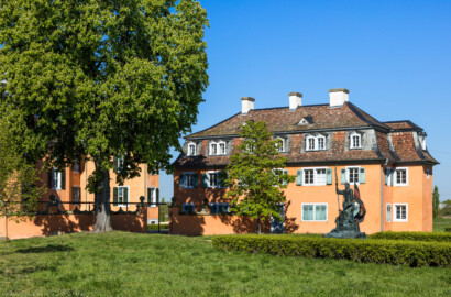 Waghäusel - Eremitage - Von Außen / Von Osten - Blick auf den nordöstlichen Kavalierspavillon, den"Gardebau" (aufgenommen im April 2019, am Vormittag)