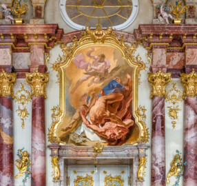 Schloss Bruchsal - Hauptbau / Corps de Logis - Beletage - Marmorsaal / Kaisersaal - Östliche Wand - Von Westen - Blick auf die Supraporte "Sturz der Titanen" (ursprünglich gemalt von Johannes Zick, rekonstruiert 1981 von Wolfram Köberl) (aufgenommen im April 2019, am Nachmittag)