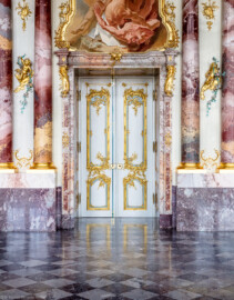 Schloss Bruchsal - Hauptbau / Corps de Logis - Beletage - Marmorsaal / Kaisersaal - Östliche Wand - Von Westen - Blick auf die Tür zum Kuppelsaal, die beidseitigen Doppelsäulen sowie die Supraporte "Sturz der Titanen" (Stuckaturen ursprünglich von Johann Michael Feichtmayr; Supraporte ursprünglich gemalt von Johannes Zick, rekonstruiert von Wolfram Köberl, 1976-1981) (aufgenommen im April 2019, am Nachmittag) Schloss Bruchsal - Hauptbau / Corps de Logis - Beletage - Marmorsaal / Kaisersaal - Östliche Wand - Von Westen - Blick auf die Tür zum Kuppelsaal, die beidseitigen Doppelsäulen sowie die Supraporte "Sturz der Titanen" (Stuckaturen ursprünglich von Johann Michael Feichtmayr; Supraporte ursprünglich gemalt von Johannes Zick, rekonstruiert von Wolfram Köberl, 1976-1981) (aufgenommen im April 2019, am Nachmittag)