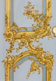 Schloss Bruchsal - Hauptbau / Corps de Logis - Beletage - Marmorsaal / Kaisersaal - Tür zum Kuppelsaal, linker/nördlicher Türflügel - Blick auf vergoldete Stuckverzierungen nahe des linken Türschlosses (Stuckaturen ursprünglich von Johann Michael Feichtmayr) (aufgenommen im April 2019, am späten Nachmittag) Schloss Bruchsal - Hauptbau / Corps de Logis - Beletage - Marmorsaal / Kaisersaal - Tür zum Kuppelsaal, linker/nördlicher Türflügel - Blick auf vergoldete Stuckverzierungen nahe des linken Türschlosses (Stuckaturen ursprünglich von Johann Michael Feichtmayr) (aufgenommen im April 2019, am späten Nachmittag)