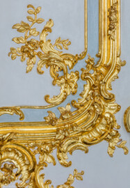 Schloss Bruchsal - Hauptbau / Corps de Logis - Beletage - Marmorsaal / Kaisersaal - Tür zum Kuppelsaal, linker/nördlicher Türflügel - Blick auf vergoldete Stuckverzierungen nahe des linken Türschlosses (Stuckaturen ursprünglich von Johann Michael Feichtmayr) (aufgenommen im April 2019, am späten Nachmittag)