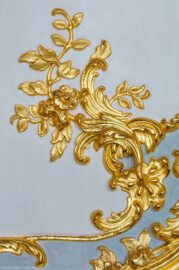 Schloss Bruchsal - Hauptbau / Corps de Logis - Beletage - Marmorsaal / Kaisersaal - Tür zum Kuppelsaal, linker/nördlicher Türflügel - Blick auf vergoldete Stuckverzierungen nahe des linken Türschlosses (Stuckaturen ursprünglich von Johann Michael Feichtmayr) (aufgenommen im April 2019, am späten Nachmittag) Schloss Bruchsal - Hauptbau / Corps de Logis - Beletage - Marmorsaal / Kaisersaal - Tür zum Kuppelsaal, linker/nördlicher Türflügel - Blick auf vergoldete Stuckverzierungen nahe des linken Türschlosses (Stuckaturen ursprünglich von Johann Michael Feichtmayr) (aufgenommen im April 2019, am späten Nachmittag)