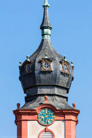 Schloss Bruchsal - Kirchturm - Von Außen / Von Westen - Blick von unten auf den Kirchturm der Hofkirche (aufgenommen im April 2019, am späten Nachmittag) Schloss Bruchsal - Kirchturm - Von Außen / Von Westen - Blick von unten auf den Kirchturm der Hofkirche (aufgenommen im April 2019, am späten Nachmittag)