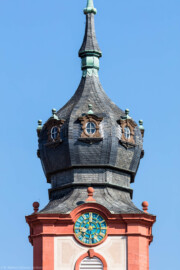 Schloss Bruchsal - Kirchturm - Von Außen / Von Westen - Blick von unten auf den Kirchturm der Hofkirche (aufgenommen im April 2019, am späten Nachmittag) Schloss Bruchsal - Kirchturm - Von Außen / Von Westen - Blick von unten auf den Kirchturm der Hofkirche (aufgenommen im April 2019, am späten Nachmittag)