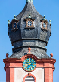 Schloss Bruchsal - Kirchturm - Von Außen / Von Westen - Blick von unten auf den  Kirchturm der Hofkirche (aufgenommen im April 2019, am späten Nachmittag)