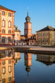 Schloss Bruchsal - Kirchturm - Von Außen - Von Nordwesten - Blick auf den  Kirchturm der Hofkirche am Abend, ganz links der Hauptbau, rechts davon die Hofkirche und ganz rechts die südliche Orangerie (aufgenommen im April 2019, am frühen Abend)