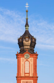 Schloss Bruchsal - Kirchturm - Von Außen / Von Westen - Blick von unten auf den Kirchturm der Hofkirche am Abend (aufgenommen im April 2019, am frühen Abend) Schloss Bruchsal - Kirchturm - Von Außen / Von Westen - Blick von unten auf den Kirchturm der Hofkirche am Abend (aufgenommen im April 2019, am frühen Abend)