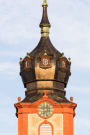Schloss Bruchsal - Kirchturm - Von Außen / Von Westen - Blick von unten auf den Kirchturm der Hofkirche am Abend (aufgenommen im April 2019, am frühen Abend) Schloss Bruchsal - Kirchturm - Von Außen / Von Westen - Blick von unten auf den Kirchturm der Hofkirche am Abend (aufgenommen im April 2019, am frühen Abend)