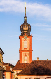 Schloss Bruchsal - Kirchturm - Von Außen / Von Westen - Blick von unten auf den Kirchturm der Hofkirche am Abend (aufgenommen im April 2019, am Abend) Schloss Bruchsal - Kirchturm - Von Außen / Von Westen - Blick von unten auf den Kirchturm der Hofkirche am Abend (aufgenommen im April 2019, am Abend)