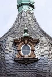 Schloss Bruchsal - Kirchturm - Von Außen - Von Süden - Blick von unten auf die Südseite der Zwiebelhaube des Kirchturms der Hofkirche (aufgenommen im Mai 2019, am frühen Nachmittag)
