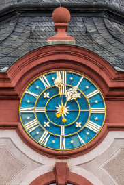 Schloss Bruchsal - Kirchturm - Von Außen / Von Süden - Blick von unten auf das Zifferblatt des Kirchturms der Hofkirche (aufgenommen im Mai 2019, am frühen Nachmittag) Schloss Bruchsal - Kirchturm - Von Außen / Von Süden - Blick von unten auf das Zifferblatt des Kirchturms der Hofkirche (aufgenommen im Mai 2019, am frühen Nachmittag)