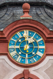 Schloss Bruchsal - Kirchturm - Von Außen / Von Süden - Blick von unten auf das Zifferblatt des Kirchturms der Hofkirche (aufgenommen im Mai 2019, am frühen Nachmittag) Schloss Bruchsal - Kirchturm - Von Außen / Von Süden - Blick von unten auf das Zifferblatt des Kirchturms der Hofkirche (aufgenommen im Mai 2019, am frühen Nachmittag)