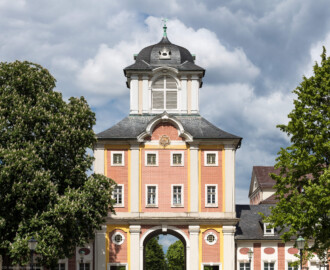 Schloss Bruchsal - Damianstor - Von Außen / Von Süden - Blick von der Schönbornstraße nach Norden auf das Damianstor (aufgenommen im Mai 2019, am Nachmittag)